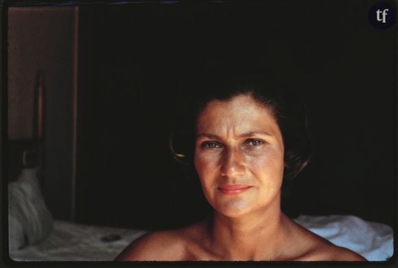 On pense alors à ces quelques lignes de l'une de ses biographes, et journaliste au Monde : "C’est de ses yeux d’un vert transparent et liquide qu’on se souvient d’abord. De ses yeux si clairs, si vifs, qu’elle plantait dans les vôtres et qui semblaient exclure qu’on puisse se dérober." (Annick Cojean - Simone Veil, la force d’une femme)