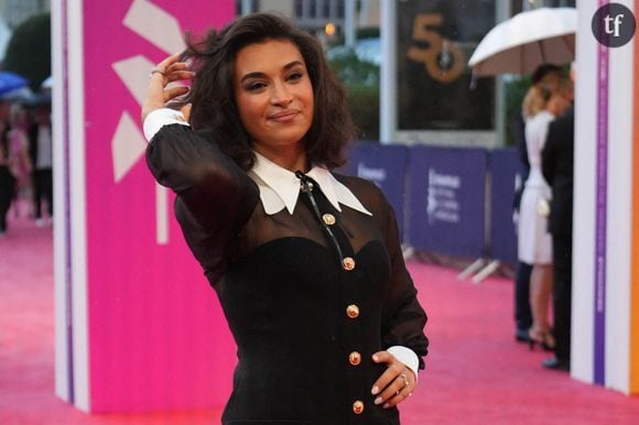 Camelia Jordana, chanteuse et comédienne Césarisée, éblouit son public sur ces photos en lingerie. Elle y dévoile un stylé décomplexé et empouvoirant, une façon d'assumer son corps, comme une partie non négligeable de son engagement féministe.