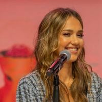 Jessica Alba, 44 ans, s'affiche en bikini string sexy avec son copain de 10 ans de moins... Et ça fait réagir Internet !