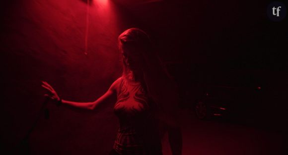 Il serait indélicat de trop en dire sur les révélations de ce personnage principal qui peu à peu semble se confondre avec ses élèves - alors que celles-ci n’ont de fenêtre sur le monde extérieur que la télévision, qu’elles regardent en boucle, Sarah n’a lors de son interminable séjour de contact réellement humain qu’avec un barman qu’elle retrouve chaque soir de l’autre côté du comptoir.  Simplement, disons que cette chronique aussi puissante qu’anxiogène parvient à sonder, au sein d’un lieu resserré, la violence d’un environnement bien plus vaste qu’une propriété, aussi luxueuse soit-elle : ce que filme avec virulence la cinéaste, c’est le territoire du patriarcat…