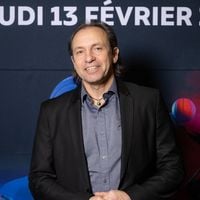 "Joli postérieur", "Sa poitrine...", "Sa plastique", "Ses fesses" : Philippe Candeloro, victime de la "cancel culture" ? Plutôt de son sexisme !