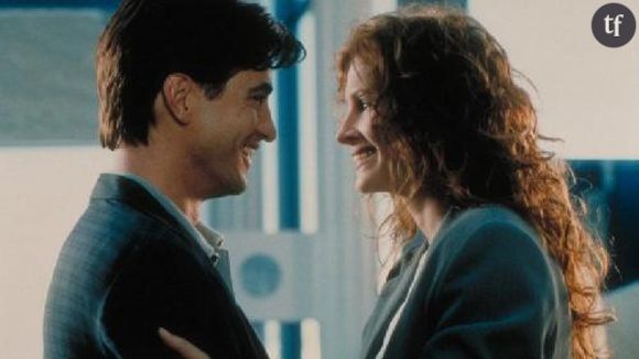 Car oui, Le mariage de mon meilleur ami est intouchable, une vraie madeleine de Proust, une belle histoire de sentiments confus jamais nunuche, l'exception qui confirme la règle.
Mais le choix de la responsable de ce remake l'est tout autant, exceptionnel. Car c'est Celine Song, l'autrice de Past Lives, premier film magnifique de justesse, et du tout récent Materialists, où excelle un trio hyper glamour (Dakota Johnson, Chris Evans, Pedro Pascal) qui sera à la barre de ce come back improbable. La réalisatrice s'y connaît en émois amoureux, en ironie (son second long en regorge, à la limite du cynisme) et en sensualité.
