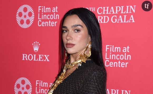 "La femme la plus sexy du monde" : Dua Lipa enflamme Instagram en se déhanchant dans une robe qui dévoile sa chute de reins