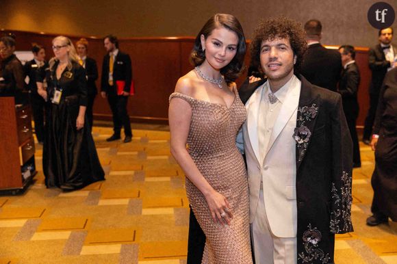 La love story de Selena Gomez et Benny Blanco

C’est en décembre 2023 que les deux artistes ont officialisé leur relation, avant de se fiancer un an plus tard. Si leur couple est assez récent, Selena Gomez et Benny Blanco se connaissent depuis plusieurs années. En effet, Benny Blanco avait participé à la production de certains des plus grands succès de la star, notamment les singles "Same Old Love" et "Kill Em with Kindness" sortis en 2015. En mars 2025, les jeunes mariés ont sorti un album collaboratif nommé I Said I Love You First. 

"J’ai été seule pendant cinq ans avant qu’on soit ensemble, et je pense que ça m’a vraiment aidée à apprécier quelqu’un comme Ben", a expliqué la chanteuse au magazine Interview en février. "Tu sais, quand on pense avoir rencontré la bonne personne, on se dit : « Oh là là ! » Mais c'est tellement différent. Dès qu'on a commencé à se voir, je me suis dit : « Voici ma femme. » Je disais à ma mère : « C'est la fille que je vais épouser. »", a, de son côté, confié Benny Blanco au média.