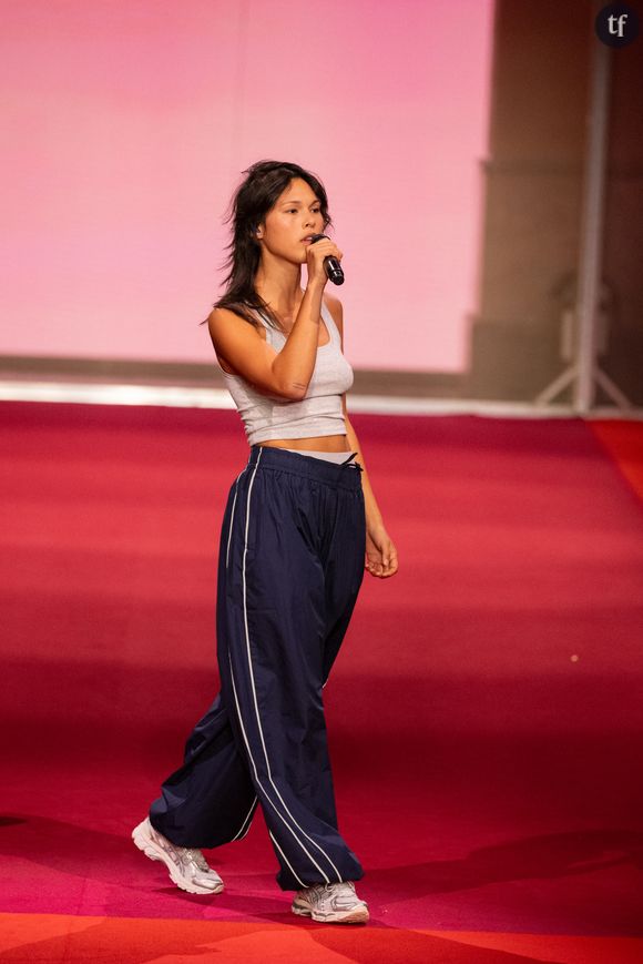 Elle pourrait remporter un NRJ Music Award de la révélation féminine face à Marguerite et Marine : Miki, jeune chanteuse ovniesque, sort son premier album ce 3 octobre. Et a beaucoup à dire sur le milieu de la musique, dont elle dénonce… Une solidarité aux abonnées absentes !