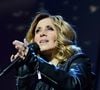 Entre deux remarques sur ses kilos en trop, ou en moins, l'homme en noir complimente la chanteuse... A sa manière. "Tes seins ont pas bougé, ça va !". Bonne joueuse, Lara Fabian rit (avec le public, hilare) et se dit "toujours pulpeuse". Comment garder la face quand on pose quelques mots sur votre poitrine et qu'un humoriste vous qualifie de "boudin".