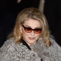 "Elle a tellement minci !" : Catherine Deneuve iconique à ce défilé mais les internautes ne commentent que son physique