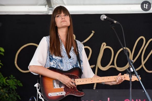 Au micro de l'émission de la RTBF, Tipik, Clara Luciani s'est confiée comme jamais : "En fait j'ai vu mon amoureux sur scène. Il faisait 37 degrés. Et il portait un costume trois pièces en laine. Donc je me suis dit : wow ! ca, ca doit être difficile !"