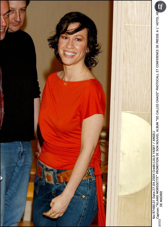 "Il n'y avait personne derrière qui se cacher à l'époque, en 1995, lors du succès de mon premier album, a partagé ALANIS MORISSETTE aux journalistes so british du Guardian. Ce que j'ai découvert concernant le patriarcat, c'est qu'à l'époque, si les hommes ne pouvaient pas me baiser, ils ne savaient pas quoi faire de moi". Ajoutant : "la célébrité et la culture des années 90, marquée par une hypersexualisation des femmes, n'ont fait qu'aggraver ce sentiment".