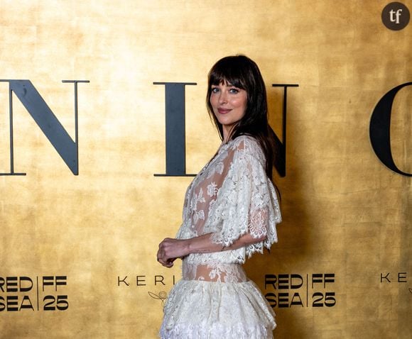 « Toute sa tête a changé ! » : Dakota Johnson accro à la chirurgie esthétique ? Sa transformation physique avant/après est drastique