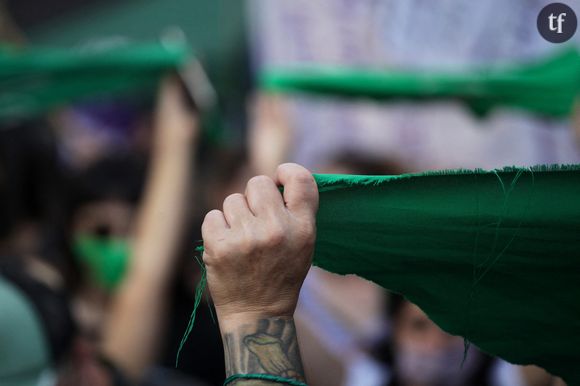 Chaque 9 mars d'ailleurs, les Mexicaines se réunissent dans les rues afin de dénoncer "un pays sans femmes" : une expression volontairement employée pour dire la réalité tragique d'une nation qui ignore ses féminicides, et tout ce qui entoure les décès de concitoyennes - à cela faut-il encore ajouter les enlèvements et mystérieuses disparitions. Une grève nationale à l'intitulé fort : #UnDiaSinNosotras.