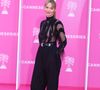 C'est une tenue tendance. Charli XCX, Paris Hilton, Marion Cotillard, Julia Fox, Camelia Jordana, toutes ces stars ont pu l'arborer ces derniers mois, avec éclat, toujours.