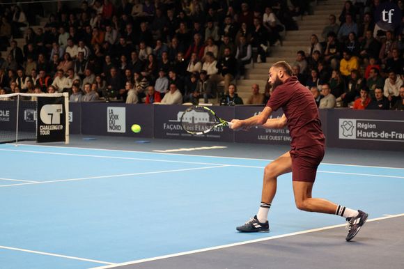 Certes, le sportif admet, à Léa Salamé, honteusement : "Quand j’étais jeune, ma mère m’a sorti plusieurs fois du terrain. Ce n’est pas facile de gérer ses émotions". Ce contrôle des émotions aussi assuré qu'un dérapage sur un circuit de F1 suscite de nombreuses réactions sur les réseaux sociaux de Quelle époque ! où Benoit PAIRE ne fait guère l'unanimité.