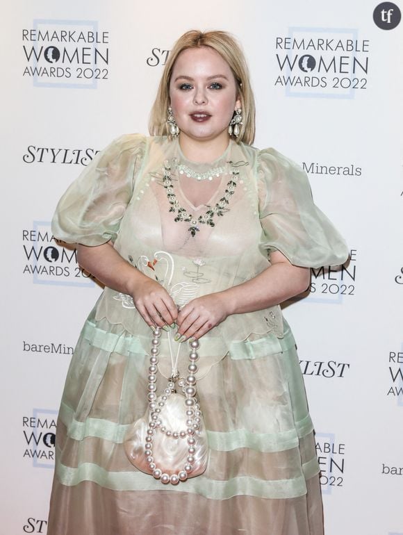 Trop honnête ? Lasse de se voir incessamment ramenée voire réduite à son corps et à ses formes ? Souhaitant s’émanciper pour de bon des discours qui la relient à ses courbes, trop fétichisées ? Les raisons de refuser toute notion “politique” semblent nombreuses.