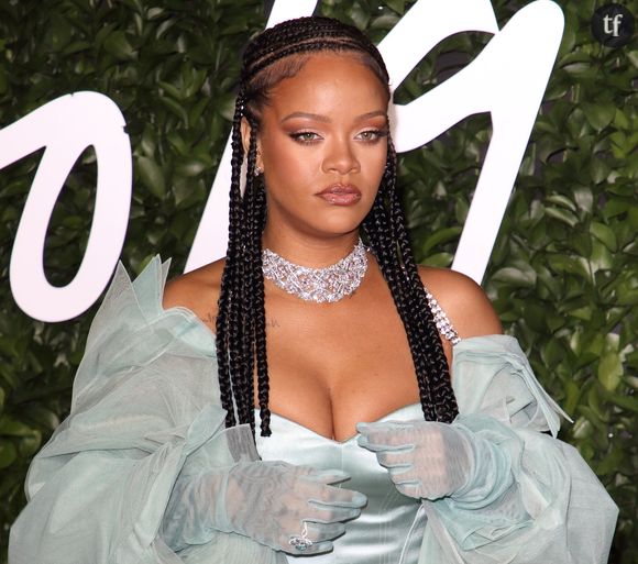 "C'est un sac à patates" : Rihanna tente un nouveau look polémique et les fans sont impitoyables