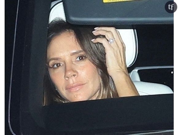 Ce n'est pas la première fois que Victoria Beckham vante les mérites de ses techniques de maquillage. Dans une vidéo publiée en janvier sur Instagram, elle montrait comment elle se maquillait. Tout ça dans le but de "donner l'illusion d'un nez plus long et plus droit."