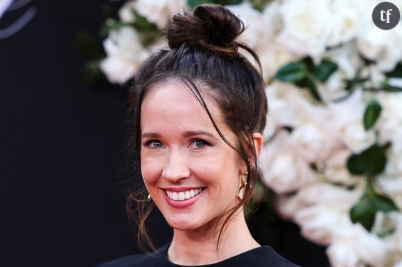 Anna Camp, icône de Pitch Perfect et You a retrouvé l'amour avec une femme. Le lundi 12 mai, l'actrice a officialisé sa relation avec la styliste Jade Whipkey sur Instagram, en republiant une photo d'elle tirée avec un message qui laisse peu de place au doute.