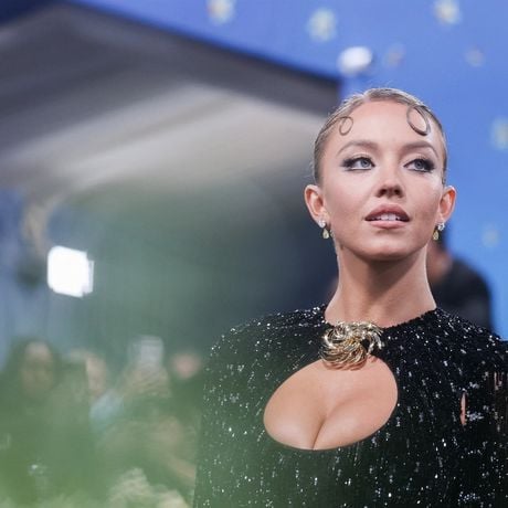 "Le pouvoir des femmes" : Sydney Sweeney est fière de ces photos seins nus en robe transparente et elle a raison, "c'est un geste féministe contre la censure"