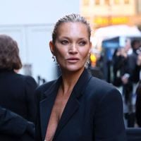 "C'est le régime drogue", "pas de bikini après 50 ans" : Kate Moss trop maigre et trop vieille ? Les haters s'en prennent à elle