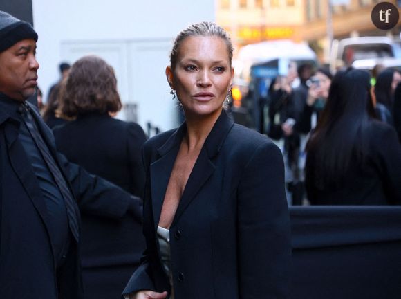 "C'est le régime drogue", "pas de bikini après 50 ans" : Kate Moss trop maigre et trop vieille ? Les haters s'en prennent à elle