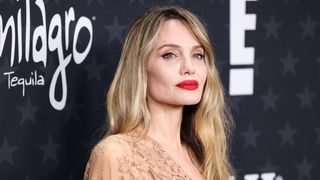 "C'est un vampire ?", "Elle est en vie là ?", "The Walking Dead", "Inquiétant" : Angelina Jolie méconnaissable ose un nouveau look, elle choque ses fans