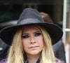 Vous saviez, vous, que la chanteuse punk était morte au début des années 2000 ? Dès 2003, Avril Lavigne aurait été remplacée par un sosie, Melissa.