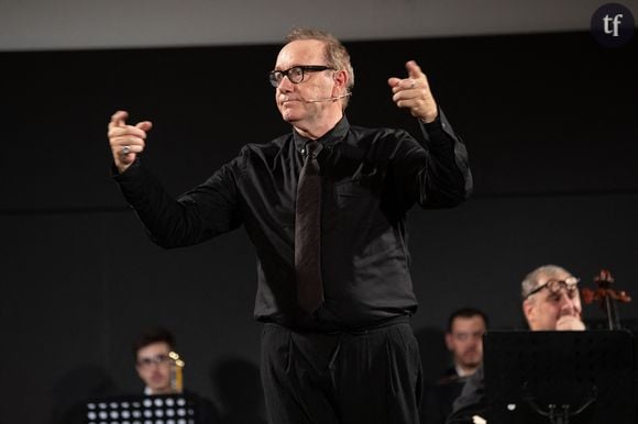 Alors que le Festival de Cannes exige une curieuse interdiction, celle de la naked dress - la sulfureuse robe toute en transparences autant arborée par charli xcx et Marion Cotillard que Florence Pugh et Paris Hilton - on y sacre discrètement... Kevin Spacey. Un acteur accusé d'agression sexuelle. Légende hollywoodienne, devenue pour de nombreuses victimes de violences sexistes et sexuelles synonyme de star "intouchable".