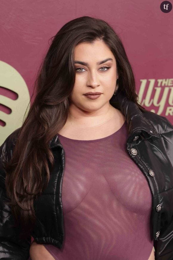 Lauren Jauregui est victime de grossophobie, comme tant d’autres femmes sur les réseaux sociaux. Un véritable fléau largement banalisé par les internautes les plus misogynes. Tel qu’en témoigne ce florilège de réactions relayé par Purecharts (pour qui cet acharnement est digne de celui qu’a subi à l’unisson l’iconique Nelly Furtado) : “Elle a avalé tout le groupe !”, “Elle est énorme !”, “Qu’est-ce qu’il s’est passé ?!”, “Elle est enceinte”, “Change de styliste”, lit-on au fil de ces simagrées et de ces billevesées qui transpirent la haine des femmes. Du “fat shaming”, comme l’énoncent les anglophones.