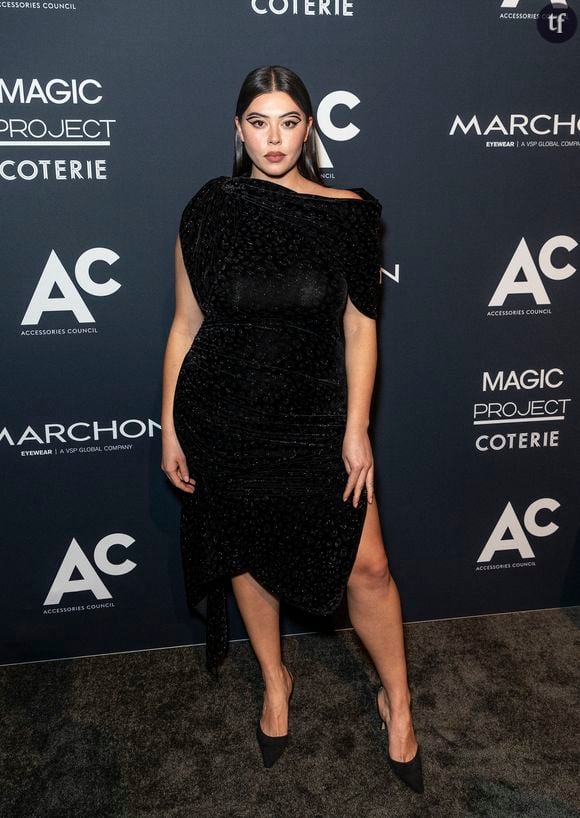 "En tant que mannequin, activiste et entrepreneuse, sa mission est de faire réfléchir les gens sur la beauté d'une manière inclusive, authentique et valorisante. En tant qu'auteure, elle remet en question les normes étroites de l'industrie, proposant une nouvelle vision où tous les corps et toutes les histoires sont célébrés… "