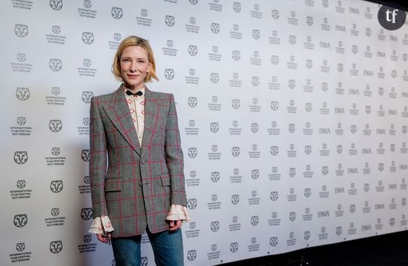 Pour contribuer à une mode plus respectueuse de l'environnement, certaines célébrités comme Cate Blanchett n'hésitent pas à porter plusieurs fois leurs tenues de créateurs ou à les réinventer.