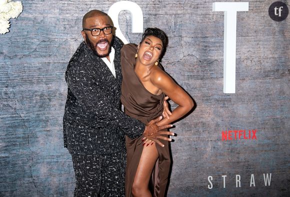 "Je n'y crois pas" : cette superstar afroaméricaine accusée de harcèlement sexuel, ses fans sombrent dans le complotisme
New York, NY - At the STRAW premiere, Tyler Perry assists Taraji P. Henson with a quick wardrobe fix, ensuring she shines on the red carpet.
Pictured: Tyler Perry, Taraji P. Henson