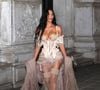 "Elle est ivre ?" : Kim Kardashian se la joue Cruella hyper sexy à la Fashion Week, mais les internautes fustigent son attitude "honteuse"