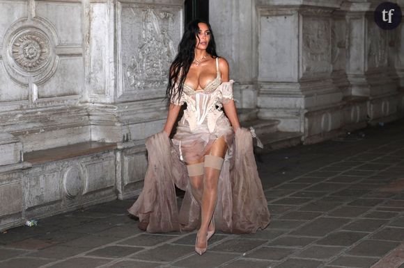 "Elle est ivre ?" : Kim Kardashian se la joue Cruella hyper sexy à la Fashion Week, mais les internautes fustigent son attitude "honteuse"