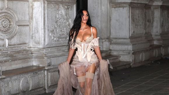 "Elle est ivre ?" : Kim Kardashian se la joue Cruella hyper sexy à la Fashion Week, mais les internautes fustigent son attitude "honteuse"