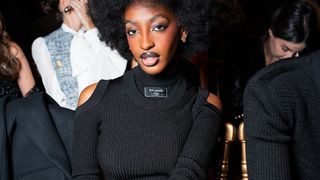 "Vulgaire", "Scandale" : cette chanteuse de la Star Ac se dévoile en lingerie, elle est iconique mais les réacs s'indignent et la jugent "indécente"