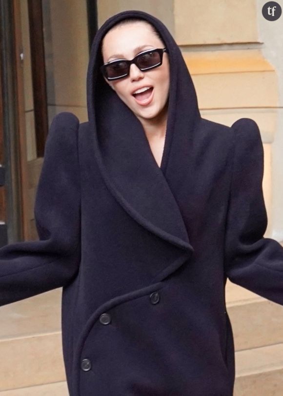 Miley Cyrus porte donc sur ces nombreuses images des pièces emblématiques de la collection Automne-Hiver 2025, griffée Margiela. Et ce dans une série de portraits picturaux signés Paolo Roversi. Portraits qui déclinent le motif du nu : de dos ou de face, parfois de profil, Miley Cyrus met en scène son corps comme une toile, protéiforme et foisonnante, faite de tonalités, de couleurs et de textures polymorphes.