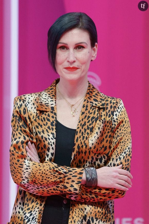 Ovidie, toujours : “Une femme qui se dénude ça fascine les gens. Et juste derrière il y a une volonté de la punir pour ça. On dénigre les femmes pour leur sexualité, présumée ou réelle. C’est toujours l’acte supposé qu’on nous fait payer, on est juste déshumanisées”