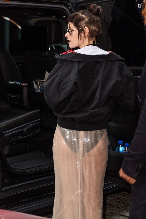 Kristen Stewart l'a fait ! Arborer une naked dress, tenue si sulfureuse et controversée que le Festival de Cannes a voulu la faire interdire l'an dernier, jugeant l'oripeau beaucoup trop "incorrect" pour ses tapis rouges. De guerre lasse cela va sans dire : la robe transparente n'a jamais été aussi tendance. Et Kristen Stewart, qui il y a deux ans posait en lingerie pour Rolling Stone afin de célébrer la "fierté lesbienne", et appuyer son aura sulfureuse de sex symbol suite à la sortie de Love Lies Bleeding, romance lesbienne des plus irrévérencieuses, d'assoir une nouvelle fois son statut d'emblème mode imprévisible et sûr de sa sensualité.