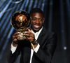 Ousmane Dembélé a fondu en larmes en recevant le Ballon d'Or. Remerciant son meilleur ami, sa mère... Une séquence très émouvante qui l'érige, défendent les féministes, en homme sain, anti-toxique, émancipé des stéréotypes virilistes.