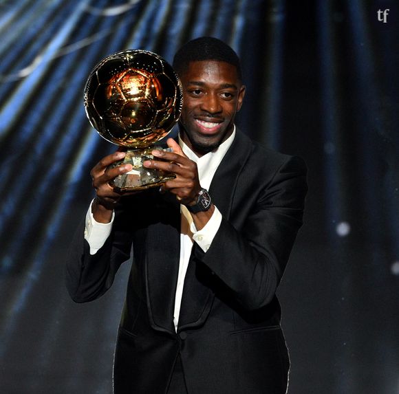Ousmane Dembélé a fondu en larmes en recevant le Ballon d'Or. Remerciant son meilleur ami, sa mère... Une séquence très émouvante qui l'érige, défendent les féministes, en homme sain, anti-toxique, émancipé des stéréotypes virilistes.