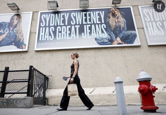 On y découvre l'actrice de 27 ans en tournage, incarnant différents personnages féminins qui incarnent le caractère des différentes paires de chaussures de la nouvelle collection Jimmy Choo.