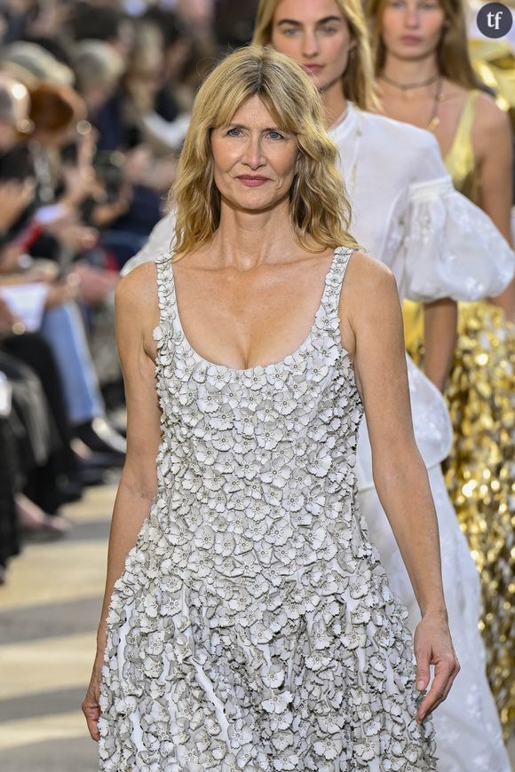 Laura Dern, en pleine Fashion Week, éblouit ses fans.