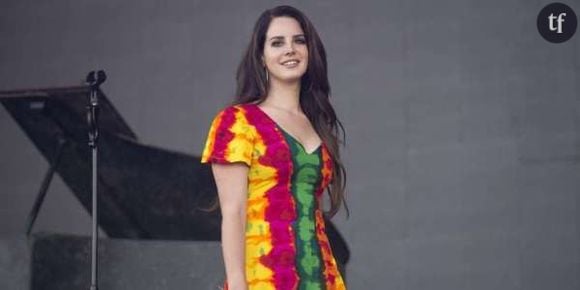 Lana Del Rey dans Drag Race ? Sarah Dahan rappelle que oui, Lana a beau être qualifiée de “caricature” de fantasme hyper hétéro, c’est malgré tout un emblème LGBTQ. Que John Waters, cinéaste underground dont l’égérie était drag (la mythique Divine), adule.