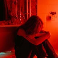 "Ma mère était traquée tous les jours, j'ai tout vu" : cette jeune fille témoigne des violences conjugales qui ont mené sa mère à la mort