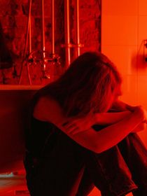 "Ma mère était traquée tous les jours, j'ai tout vu" : cette jeune fille témoigne des violences conjugales qui ont mené sa mère à la mort