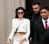 Le lendemain, les critiques ont continué de pleuvoir après l'apparition de la top-model au défilé Haute Couture de Jean-Paul Gaultier. Cette fois, Kylie Jenner arbore une robe-corset brillante et sculpturale, laissant apercevoir un décolleté plongeant. Il n'en fallait pas plus pour affoler les détracteurs de la personnalité, qui lui reprochent d'avoir les seins refaits. La top-model n'est donc jamais tranquille.