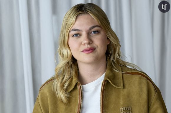 Cinquième album, album best of, tournée à la fin de l'année et grande finale de l'Eurovision dans moins d'un mois... À 28 ans, Louane est sur tous les fronts, pour le plus grand bonheur de ses fans. En tant que férue de mode, la chanteuse est une habituée des défilés. Entre deux répétitions, elle s'est rendue à la présentation de la collection Bridal 2026 de Vivienne Westwood à Barcelone, le jeudi 24 avril. Pour l'occasion, la jeune femme portait un look de la maison : un ensemble en denim très tendance qui laissait apercevoir son ventre. Sur Instagram, les fans de la star de The Voice ont été subjugués par cette tenue sexy et pointue et n'ont pas hésité à la défendre face aux critiques.