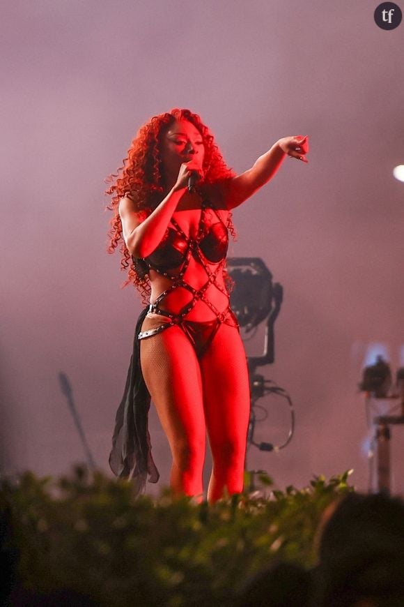 C’est ce que l’on appelle un succès retentissant pour l’artiste. Laquelle comme certaines consoeurs actuelles (Addison Rae, Sabrina Carpenter) s’approprie la sexualité féminine, la sienne, comme partie intégrante de ses shows, et de ses convictions féministes.