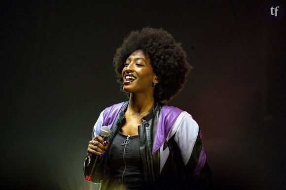 Dans le texte, elle dénonce le fait que sa couleur de peau dérange, faisant écho aux vagues de cyberharcèlement racistes et misogynes qu’elle a reçues depuis son passage dans le télé-crochet. “Peut-être un peu trop noire pour les électeurs de Marine”, chante-t-elle après avoir twerké face au public.