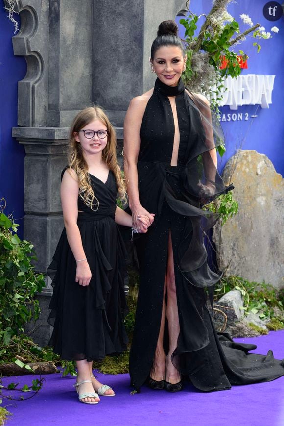 "Incroyable", "tellement belle" : Fidèle à Morticia Addams, Catherine Zeta-Jones fait sensation sur le tapis rouge de Mercredi
